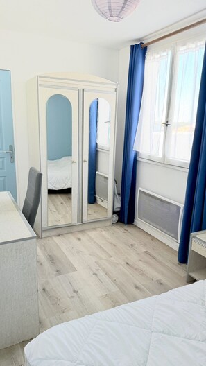 2 bedrooms, desk