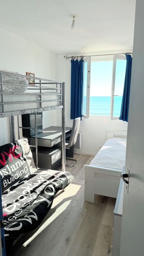2 bedrooms, desk
