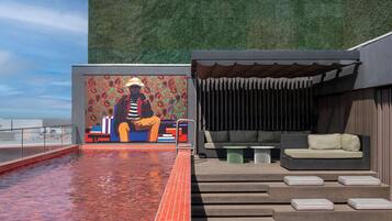 Una piscina al aire libre, sillones reclinables de piscina