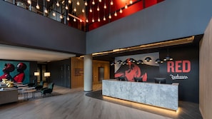 Reception - Radisson RED Hotel, Johannesburg Rosebank (Johannesburg)