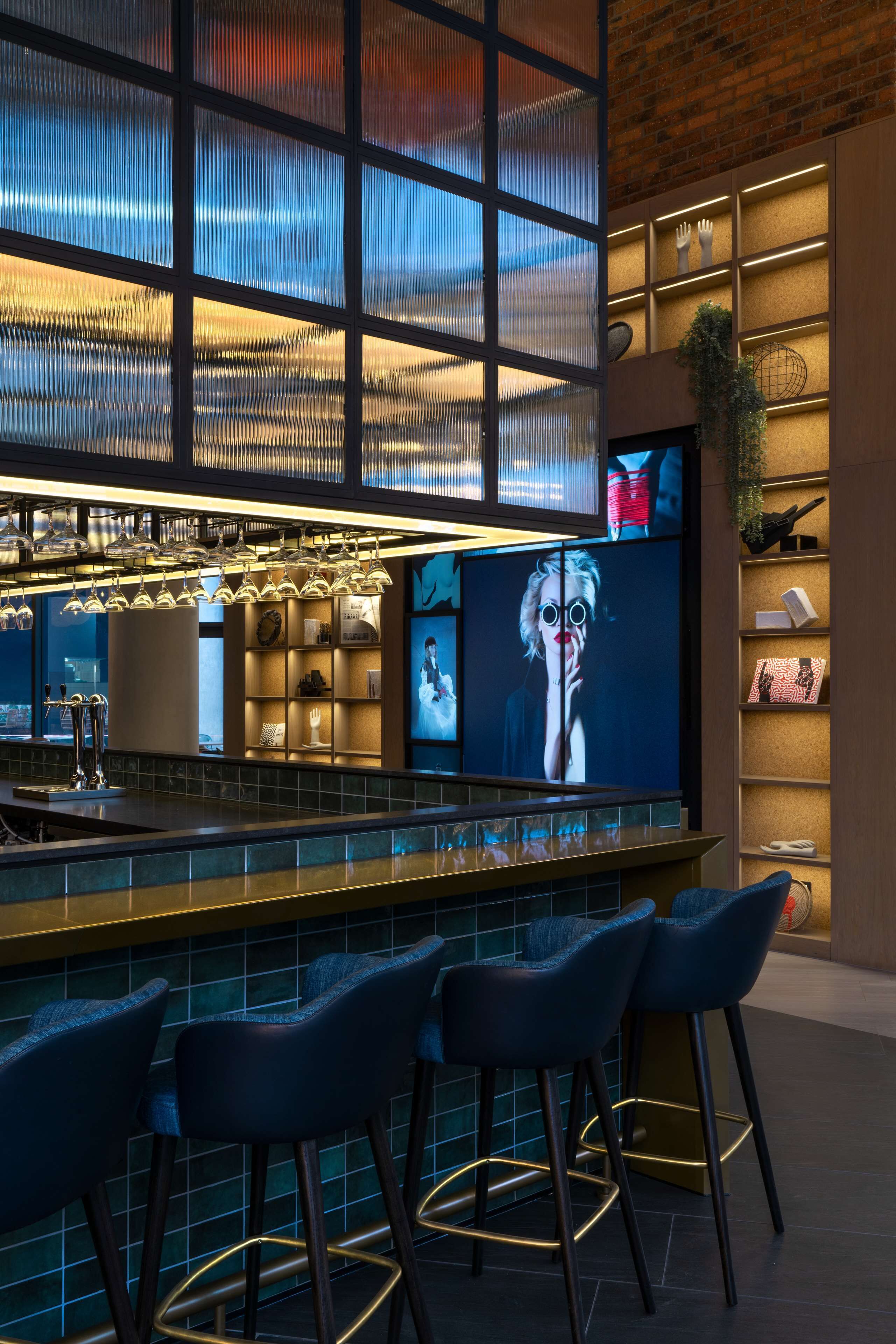 Bar (trong khuôn viên)