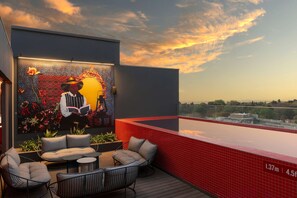 Outdoor pool, open 8:00 AM to 8:00 PM, sun loungers - Radisson RED Hotel, Johannesburg Rosebank (Johannesburg)