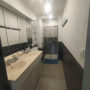 Hair dryer, toilet paper - LE BIEn Zen (sleeps 14 in the heart of the 7 valleys) (Lebiez)