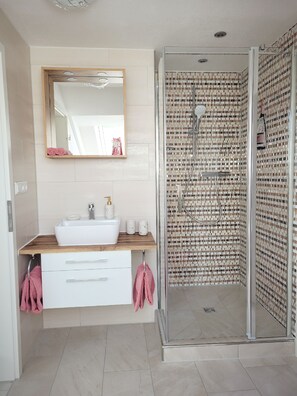Dusche, Haartrockner, Handtücher, Seife