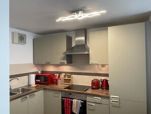 Microwave, toaster, blender, dining tables - Charles Street 2 bedroom Apartment (Aberdeen)