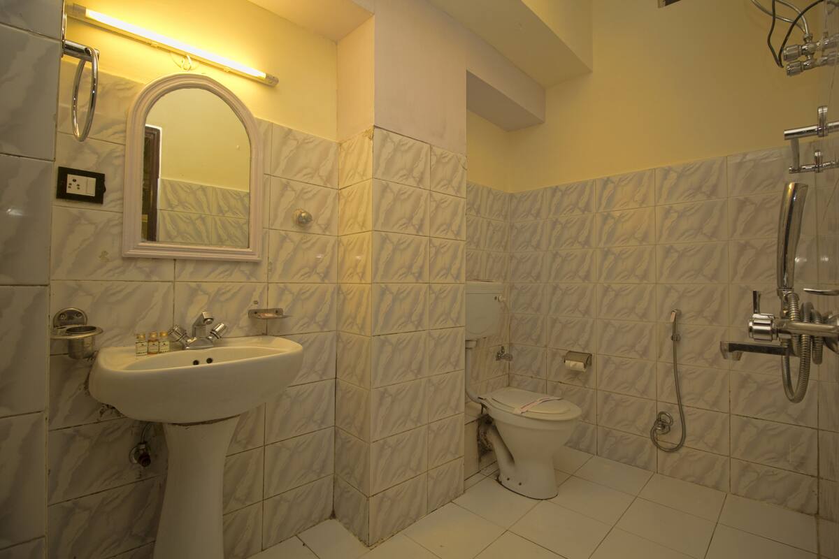 Shower, rainfall showerhead, towels