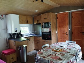 Réfrigérateur, micro-ondes, four, plaque de cuisson