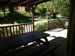 Terrace/patio - Agréable Chalet Mobil-home au Pied des Pistes Calme Arboré St Leger les Mélèzes (Saint-Léger-les-Mélèzes)