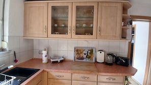 Kühlschrank, Mikrowelle, Herdplatte, Geschirrspüler