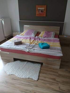 2 室のベッドルーム、WiFi (無料)、ベッドシーツ