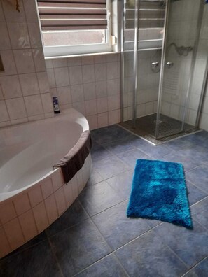 Regadera, toallas, jabón, papel de baño 