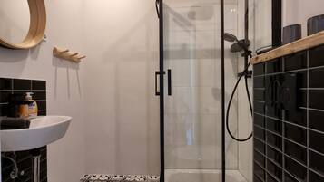 Studio | Bathroom | Shower, hair dryer