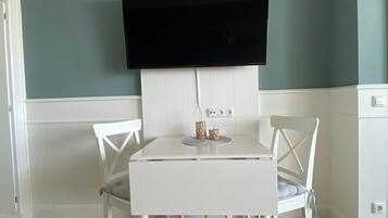 Studio | Makan di kamar