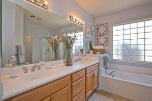 Badekar, hårtørrer, håndklæder