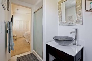 3 habitaciones, tabla de planchar con plancha, cuna de viaje y wifi 