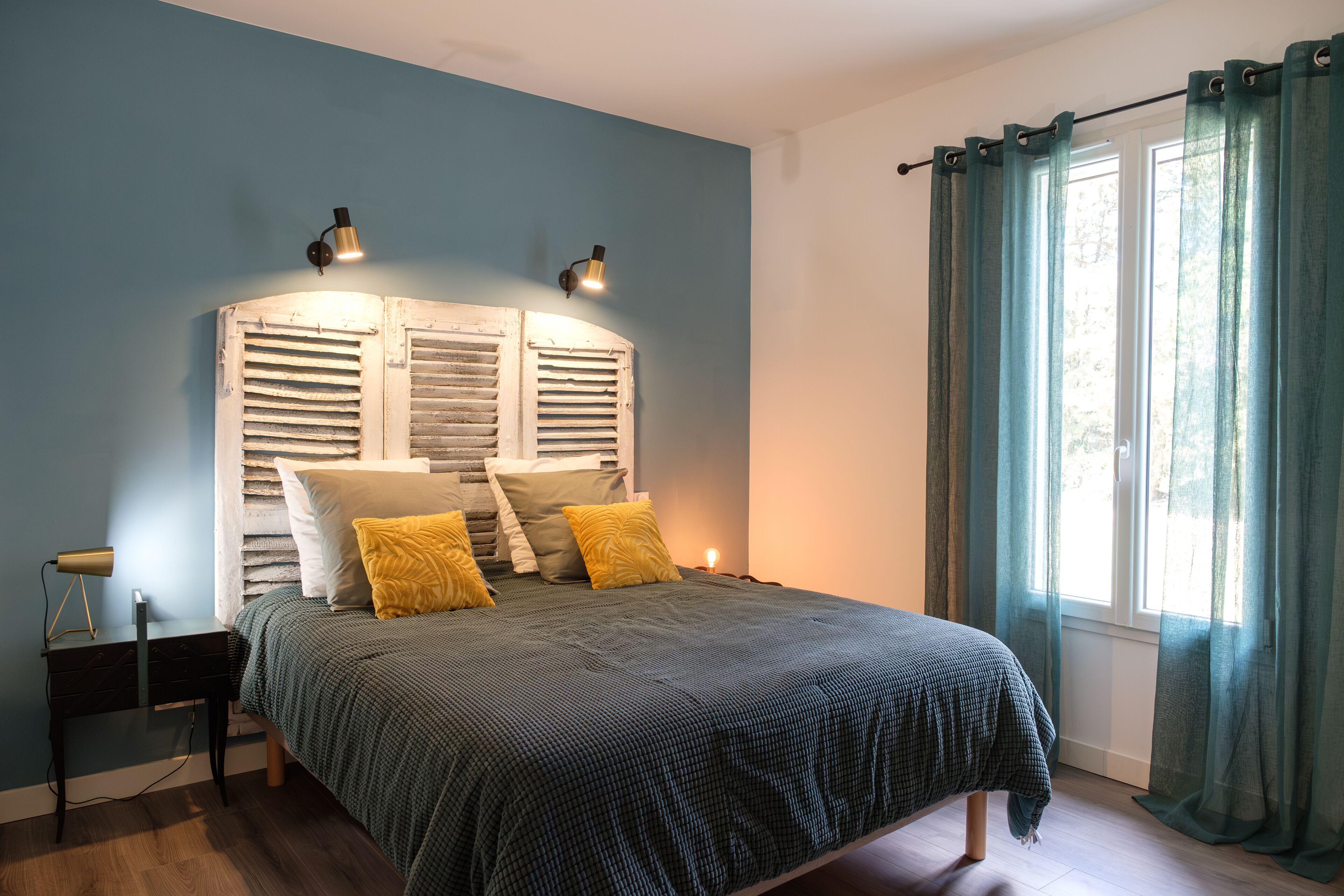 3 chambres, bureau, fer et planche à repasser, lit parapluie