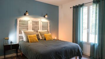 3 chambres, bureau, fer et planche Ă repasser, lit parapluie