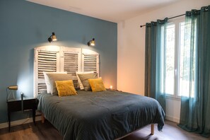 3 間睡房、書桌、熨斗/熨衫板、可攜式嬰兒床