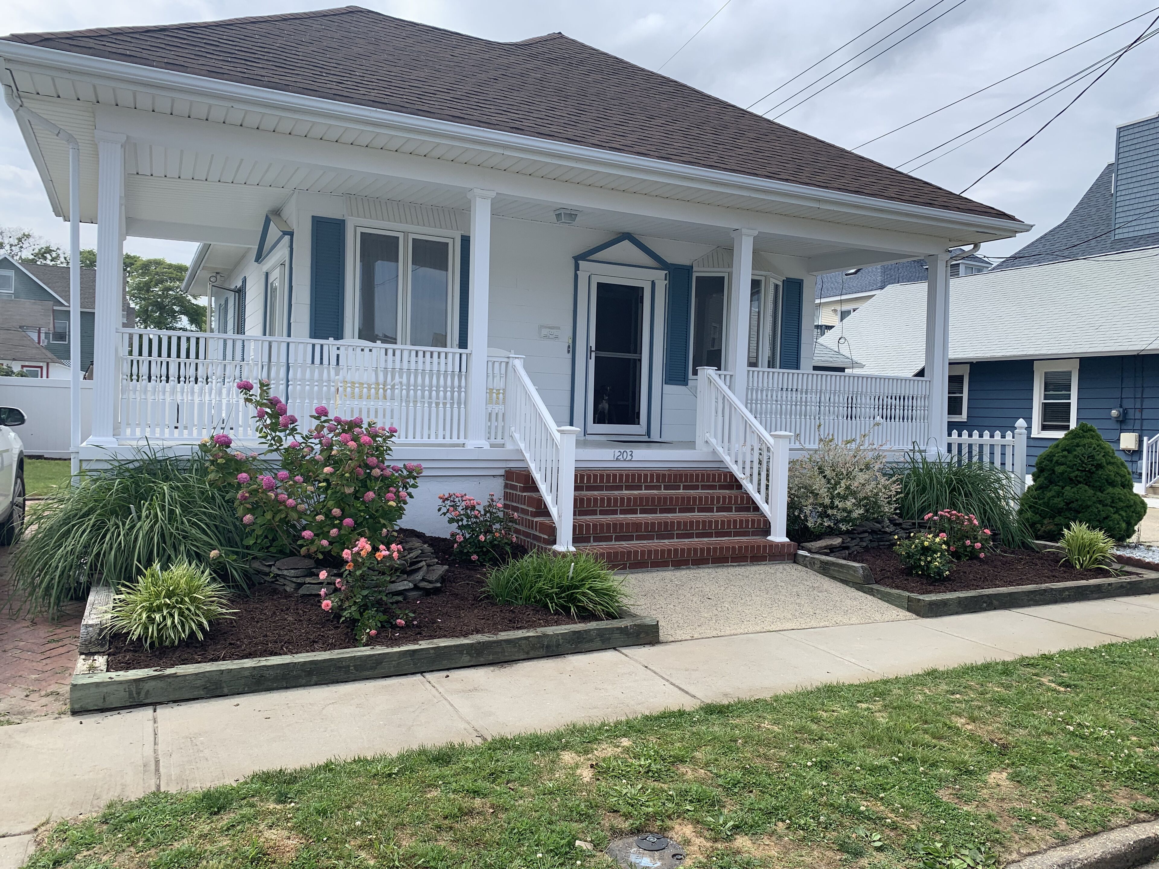 One block from the beach!