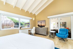 4 habitaciones, escritorio y tabla de planchar con plancha