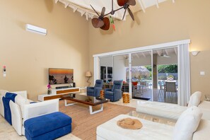 Smart TV - Villa with pool, spa and outdoor kitchen! (Noord)