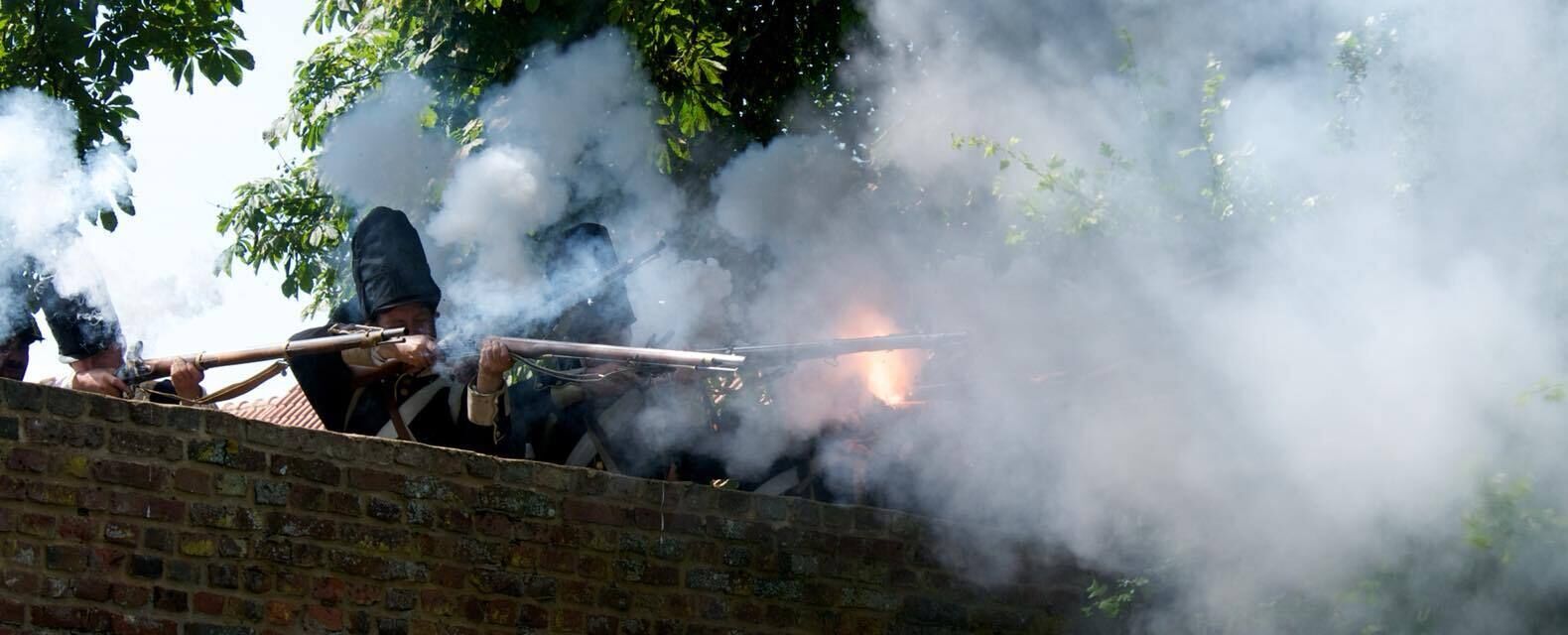 Un mur de briques avec une rambarde en métal.
