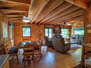 Una Smart TV, una chimenea, un reproductor de DVD, un futbolín