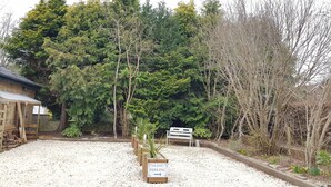 Ein Kiesparkplatz mit einem Schild für Gästezufahrt.