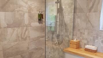 Doccia, asciugacapelli, asciugamani, sapone