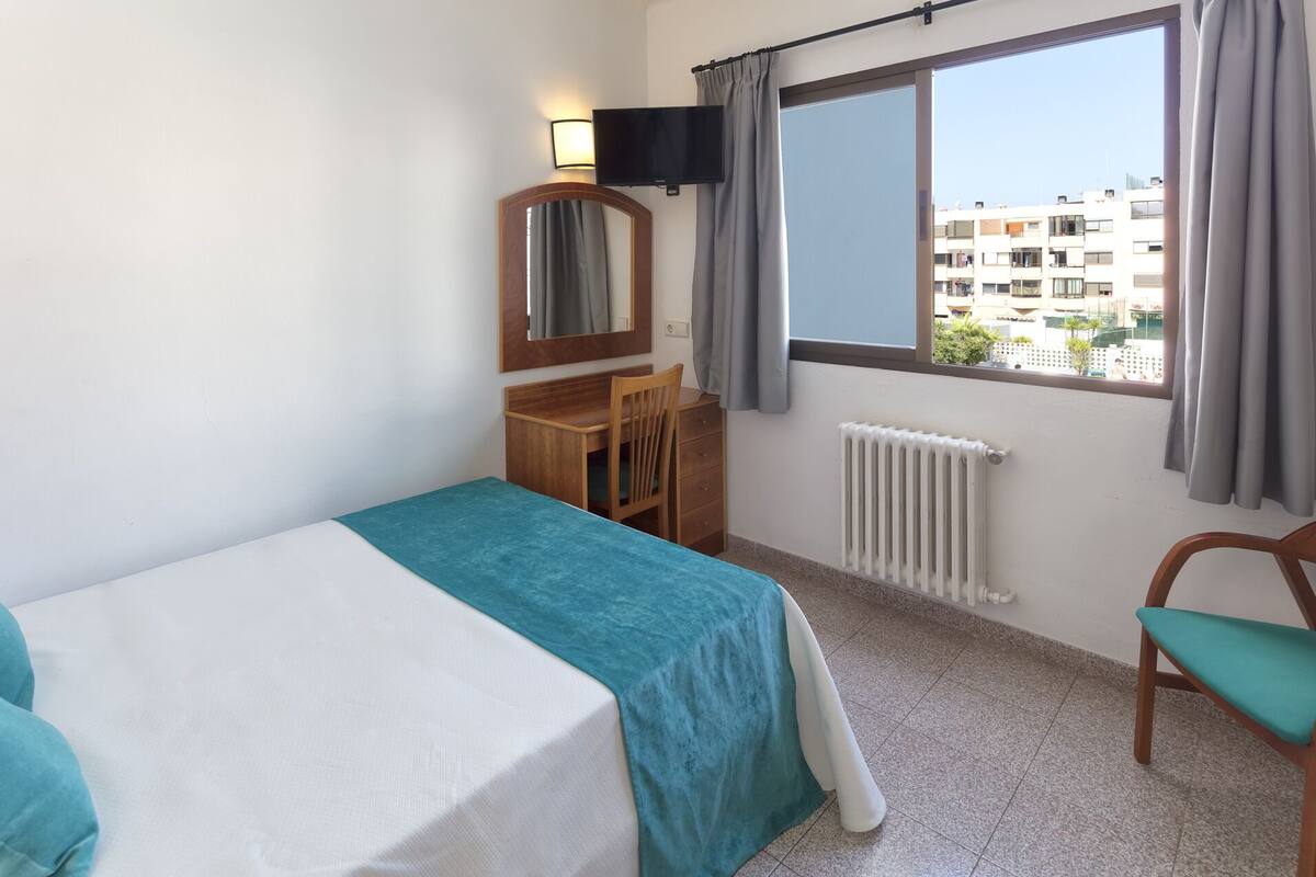 Single Room | Desk, blackout curtains, free WiFi