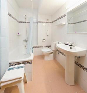 Bañera, secador de pelo, jabón y champú