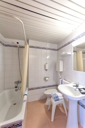 Bồn tắm, máy sấy tóc, xà phòng, dầu gội 