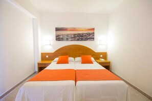 Desk, blackout curtains, free WiFi, wheelchair access - HOTEL BRISA (Sant Antoni de Portmany)