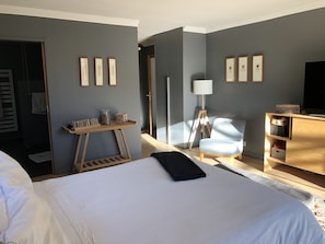 5 bedrooms, iron/ironing board, free WiFi, bed sheets