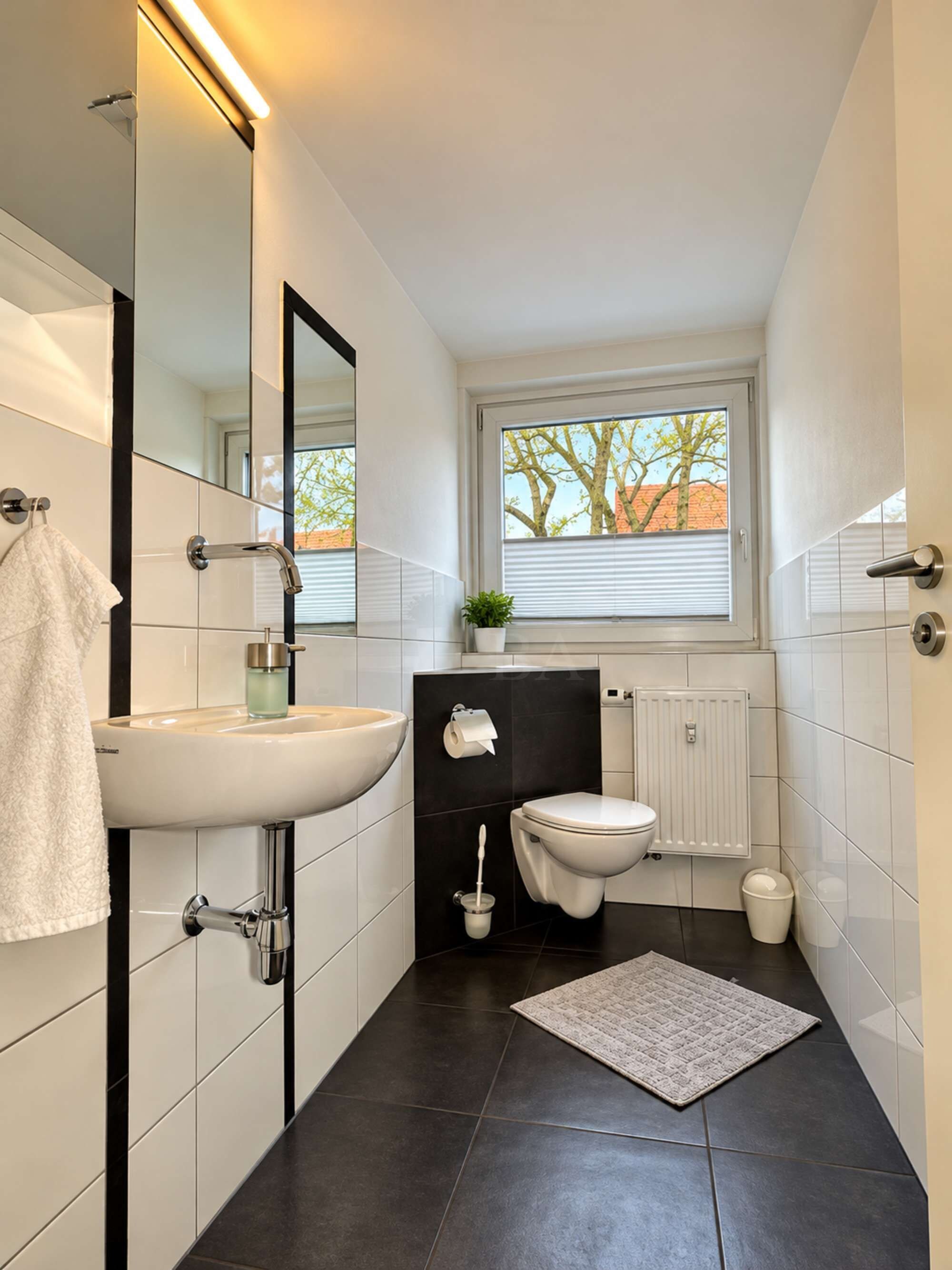 Badezimmer mit Badewanne - Apartment E