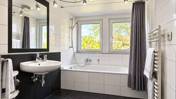 Bad mit Badewanne - Apartment E