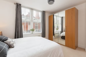 1 habitación, tabla de planchar con plancha, wifi gratis y ropa de cama