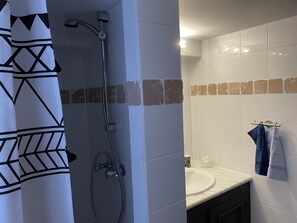 Shower, hair dryer, towels, soap - Paradis de Provence (Le Pin)