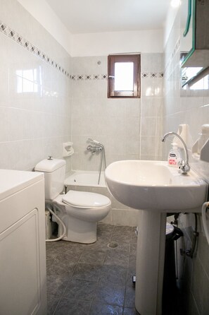 Shower, towels, shampoo, toilet paper - Areopoli central apartment in Areopoli,Mani (Areopoli)