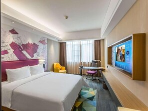 A hotel room with a large bed, a desk, a chair, a TV, and a wall with a map. - Hampton BY Hilton Shiyan Yunyang (Shiyan)