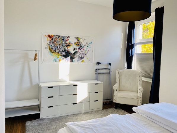 1 chambre, fer et planche à repasser, lit de bébé portatif