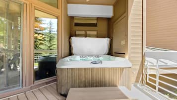 Condo, 2 habitaciones | Tina de hidromasaje al aire libre