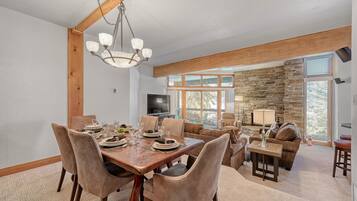 Condo, 2 Bedrooms | Dining