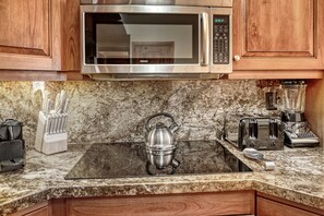 Condo, 2 habitaciones | Cocina privada | Refrigerador, horno, cafetera y tetera y tostadora 