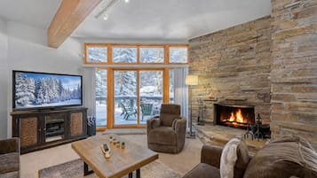 Condo, 2 Bedrooms | Living area