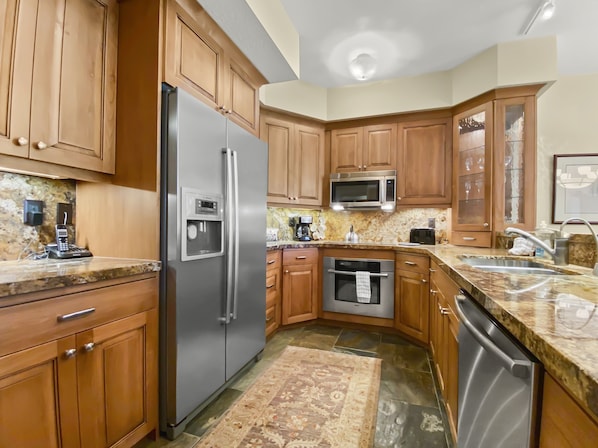 Condo, 2 habitaciones | Cocina privada | Refrigerador, horno, cafetera y tetera y tostadora
