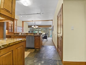 Condo, 2 habitaciones | Cocina privada | Refrigerador, horno, cafetera y tetera y tostadora