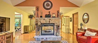 Bushkill Beauty-HotTub, Firepit, Lake, Canoe, Pool