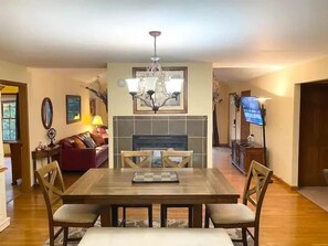 Dining - Bushkill Beauty-HotTub, Firepit, Lake, Canoe, Pool (Lehman township)