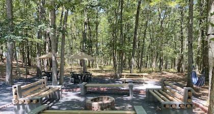 Bushkill Beauty-HotTub, Firepit, Lake, Outdoor Pool